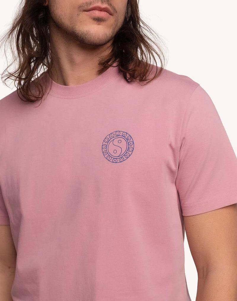 OLOW Taijitu T-Shirt in Rosa-Lila – Brustmotiv im Detail
